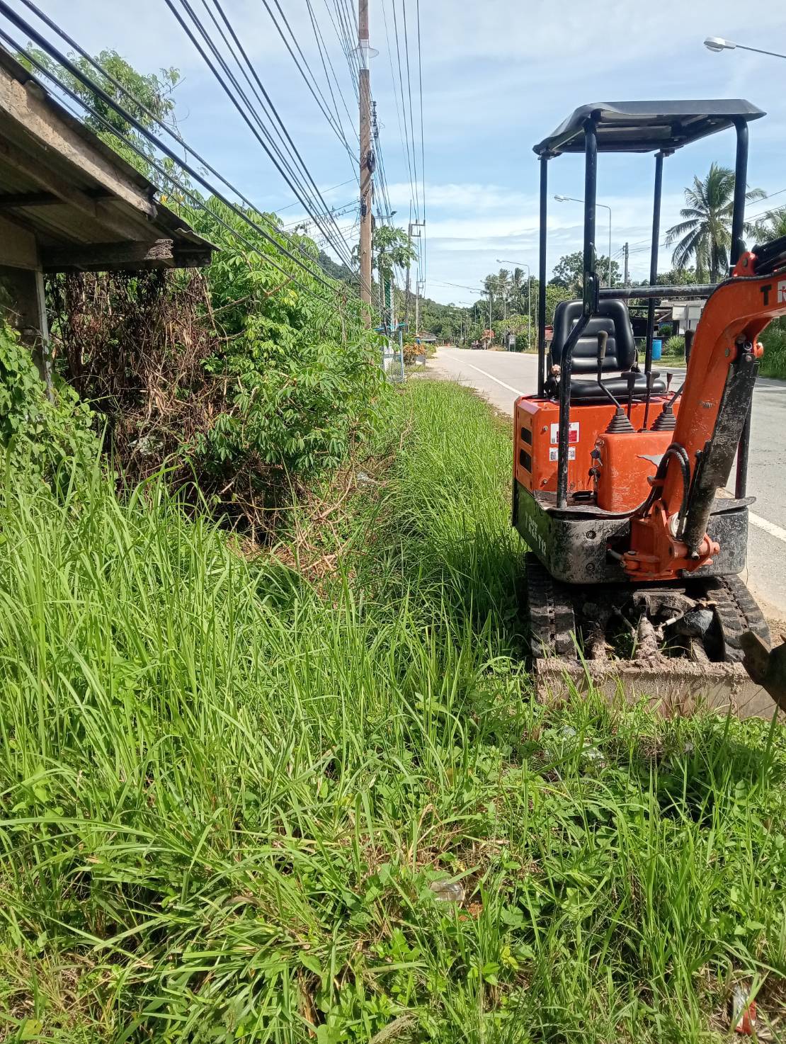 ขุดลอกเศษวัชพืชทางระบายน้ำเพื่อป้องกันน้ำท่วม